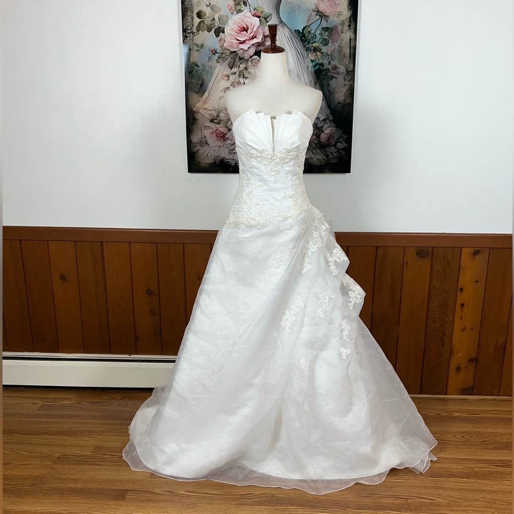 Pronovias Elegant White Strapless Wedding Dress - Picture 2 of 9